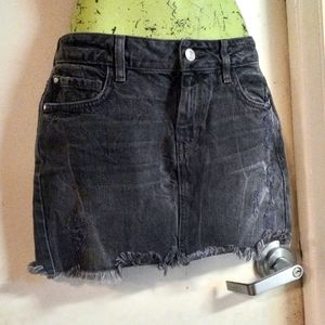 NWOT / GUESS black distressed denim mini skirt
